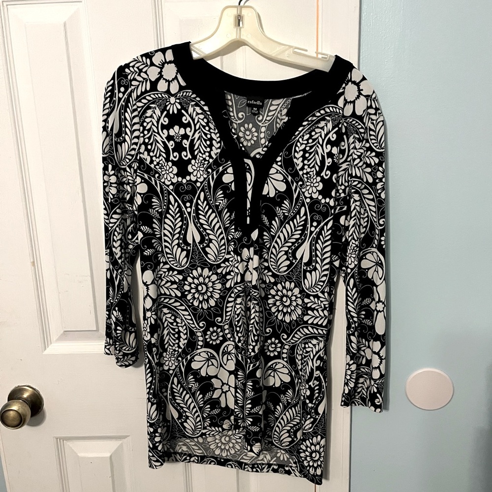 Ladies casual v-neck top.  Flowy and soft!